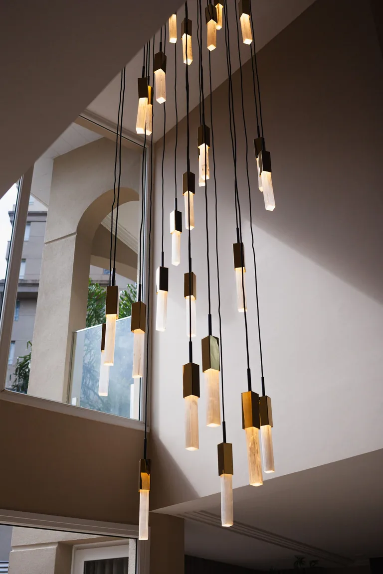 Suspensions lumineuses intégrées dans un intérieur contemporain
