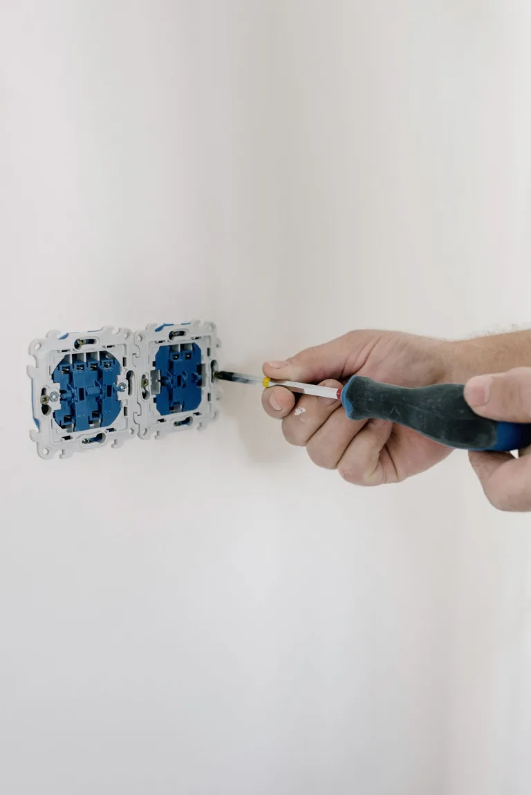 Pose précise d’un appareillage électrique encastré avec un tournevis